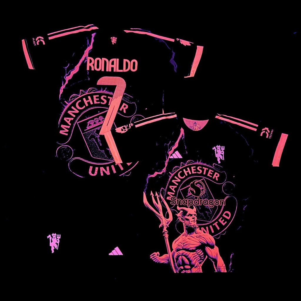 Set de joc fotbal fluorescent, copii și tineri, Manchester United, Ronaldo. Ediție neon cu diavolul roz 2025